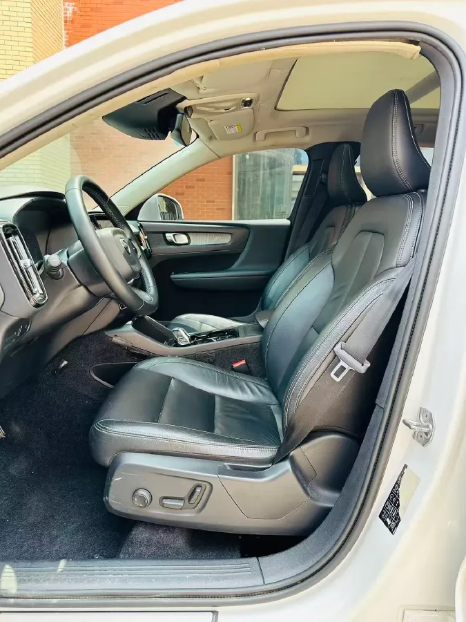 2022 Volvo XC40 2.0T 190HP L4 8AT,autocango,china used car exporter,china ev exporter,chinese used car exporter,chinese used ev exporter