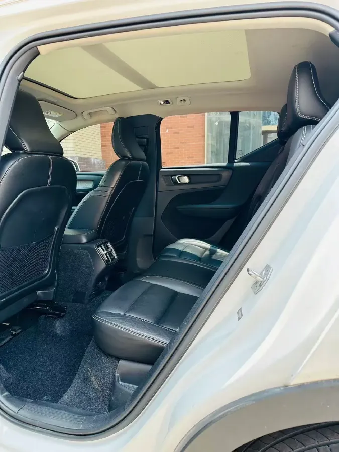 2022 Volvo XC40 2.0T 190HP L4 8AT,autocango,china used car exporter,china ev exporter,chinese used car exporter,chinese used ev exporter
