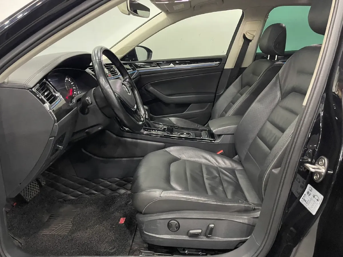 2019 Volkswagen Phideon 2.0T 224HP L4 7DCT,autocango,china used car exporter,china ev exporter,chinese used car exporter,chinese used ev exporter