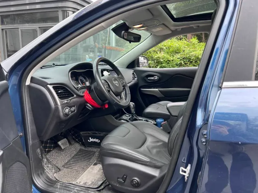 2019 Jeep Cherokee 2.0T 234HP L4 9AT,autocango,china used car exporter,china ev exporter,chinese used car exporter,chinese used ev exporter
