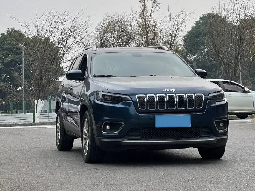 2019 Jeep Cherokee 2.0T 234HP L4 9AT,autocango,china used car exporter,china ev exporter,chinese used car exporter,chinese used ev exporter