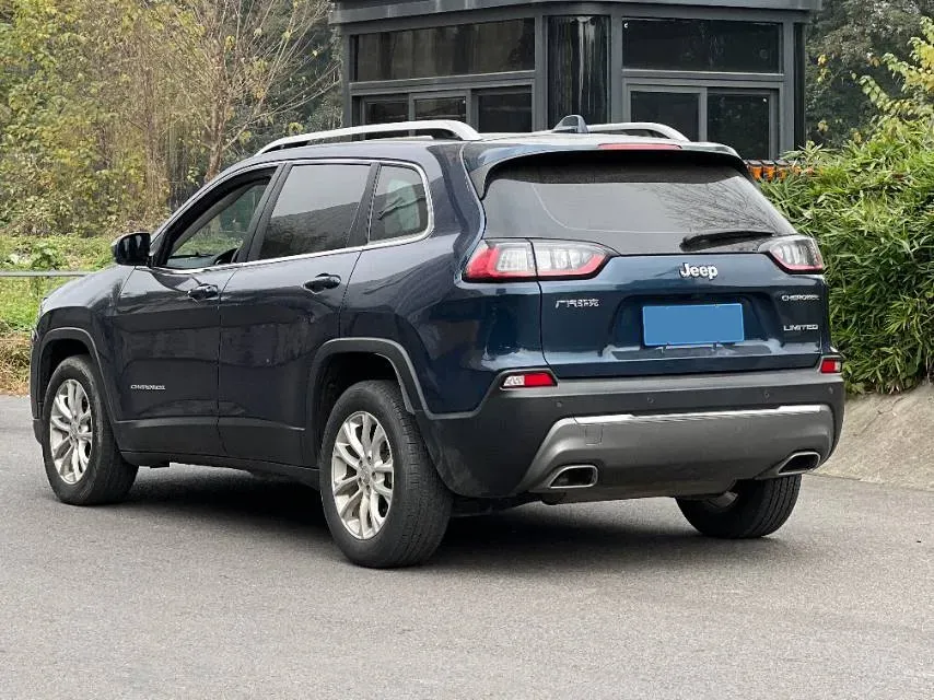 2019 Jeep Cherokee 2.0T 234HP L4 9AT,autocango,china used car exporter,china ev exporter,chinese used car exporter,chinese used ev exporter