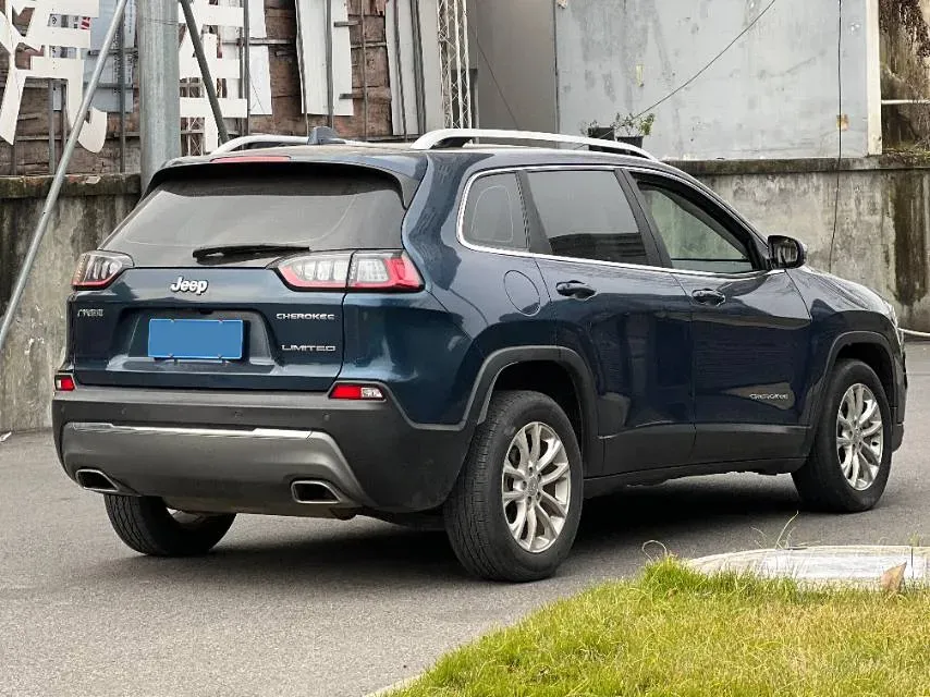 2019 Jeep Cherokee 2.0T 234HP L4 9AT,autocango,china used car exporter,china ev exporter,chinese used car exporter,chinese used ev exporter