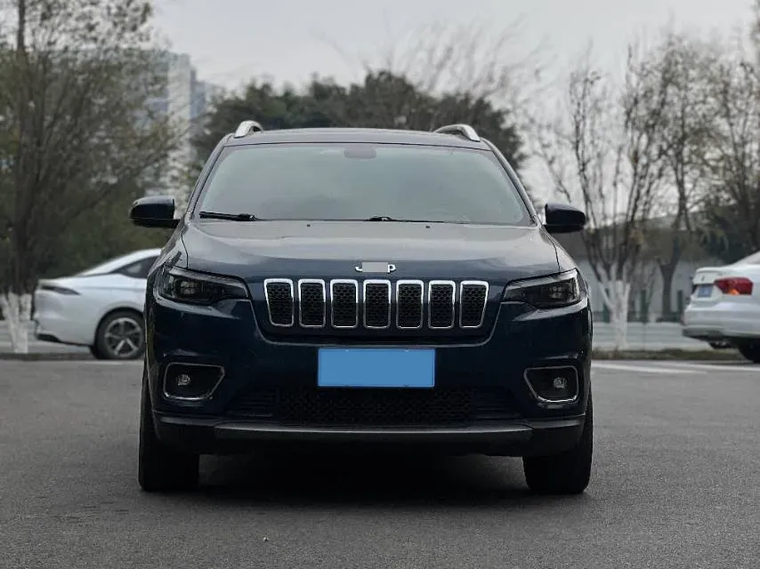 2019 Jeep Cherokee 2.0T 234HP L4 9AT,autocango,china used car exporter,china ev exporter,chinese used car exporter,chinese used ev exporter