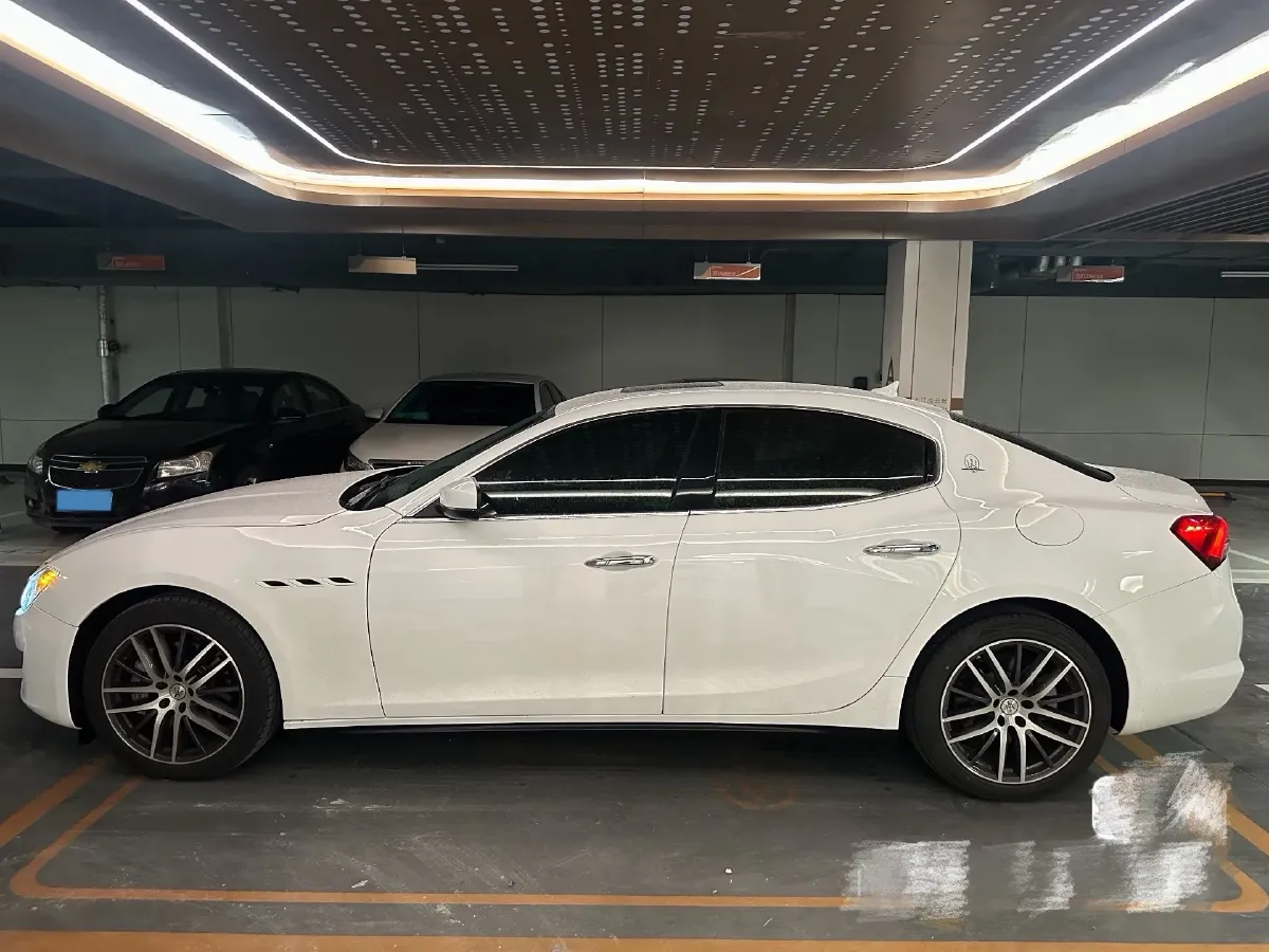 2021 Maserati Ghibli 2.0T 330HP L4 8AT,autocango,china used car exporter,china ev exporter,chinese used car exporter,chinese used ev exporter
