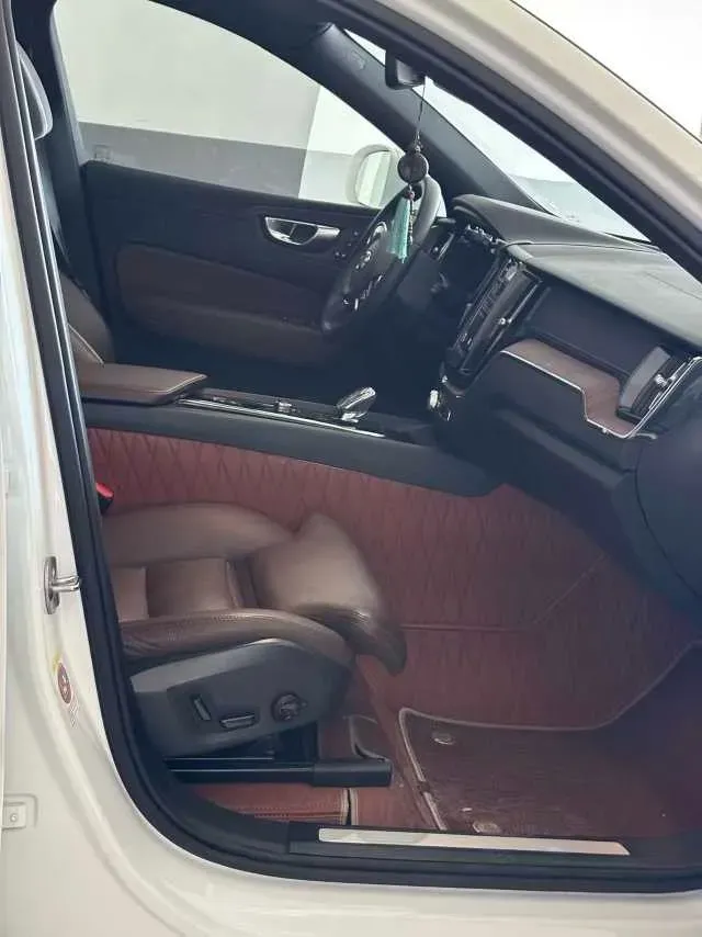 2024 Volvo XC60 2.0T 250HP L4 8AT,autocango,china used car exporter,china ev exporter,chinese used car exporter,chinese used ev exporter