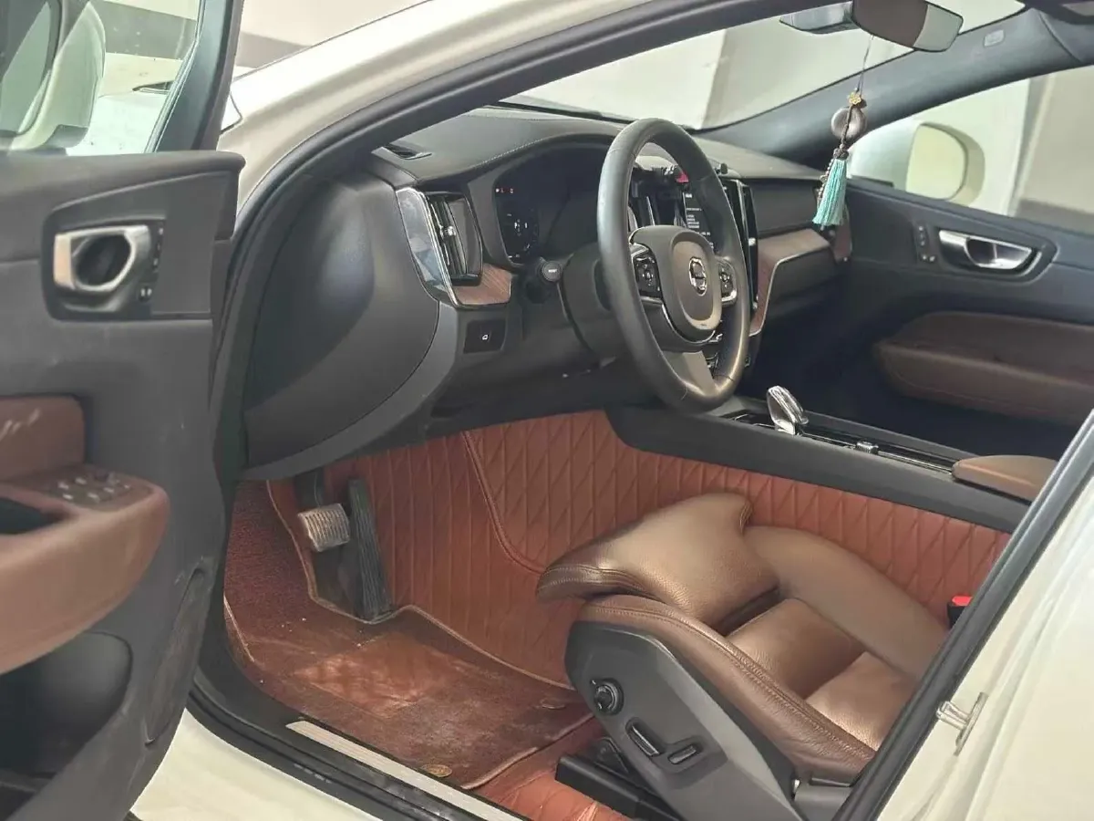 2024 Volvo XC60 2.0T 250HP L4 8AT,autocango,china used car exporter,china ev exporter,chinese used car exporter,chinese used ev exporter