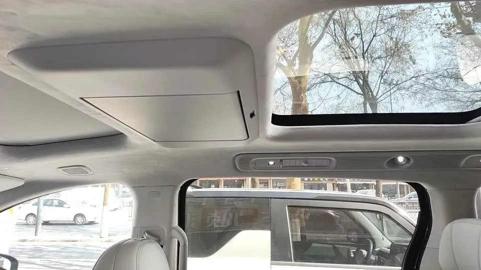 2025 Voyah Dream 1.5T 150HP L4 PHEV 41.7KWH,autocango,china used car exporter,china ev exporter,chinese used car exporter,chinese used ev exporter