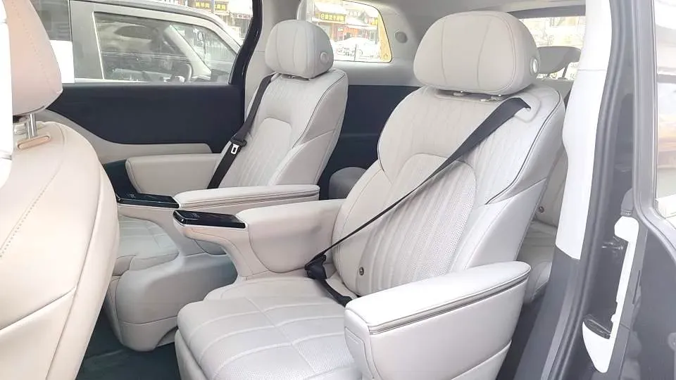 2025 Voyah Dream 1.5T 150HP L4 PHEV 41.7KWH,autocango,china used car exporter,china ev exporter,chinese used car exporter,chinese used ev exporter