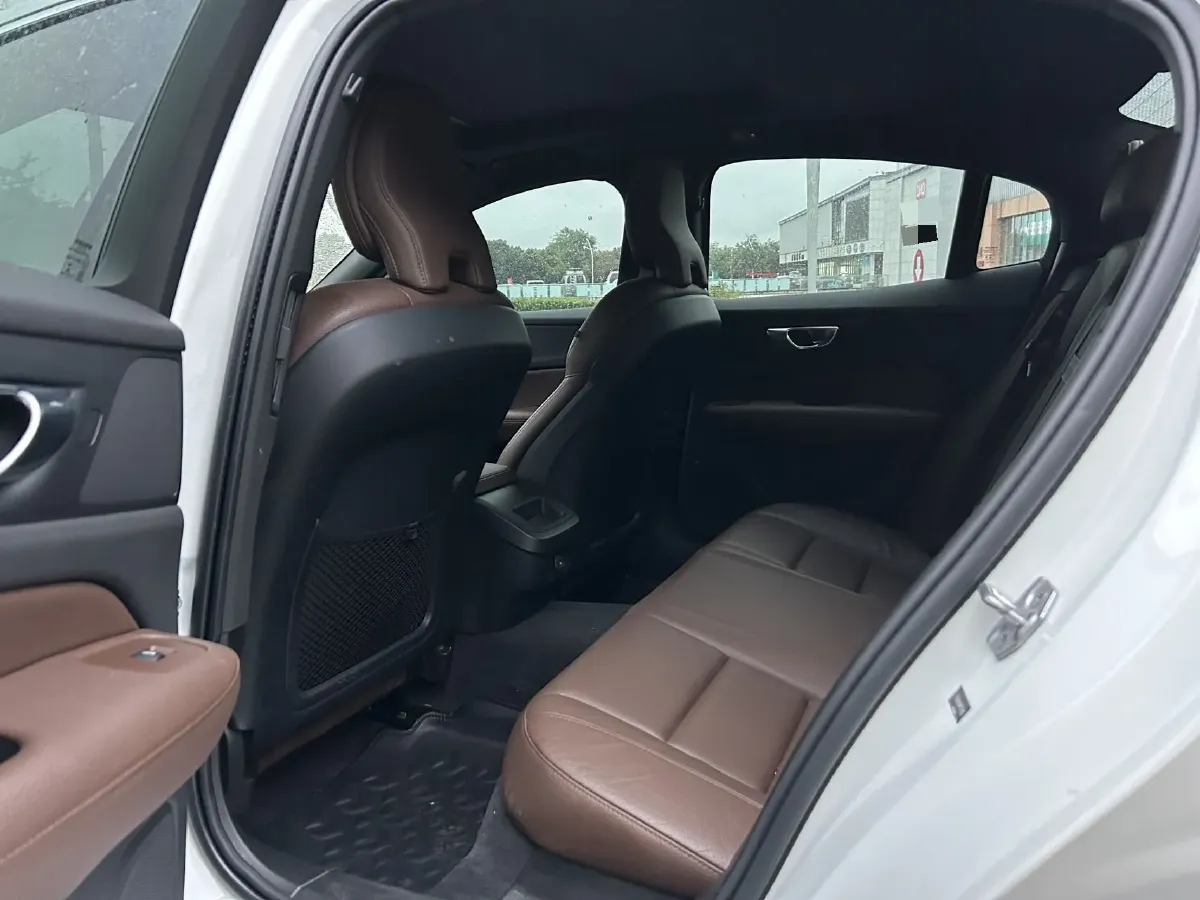 2022 Volvo S60 2.0T 197HP L4 8AT,autocango,china used car exporter,china ev exporter,chinese used car exporter,chinese used ev exporter