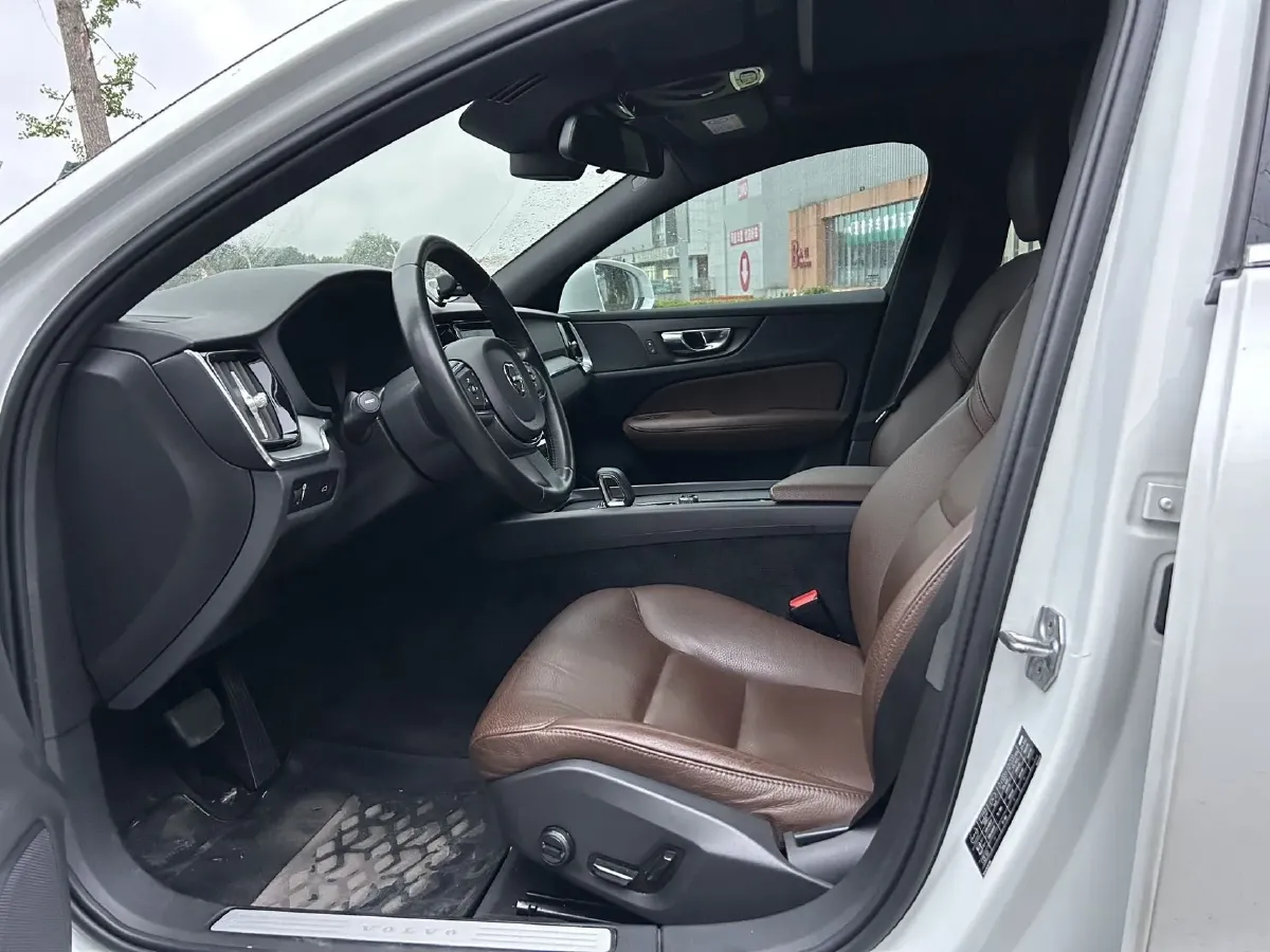 2022 Volvo S60 2.0T 197HP L4 8AT,autocango,china used car exporter,china ev exporter,chinese used car exporter,chinese used ev exporter