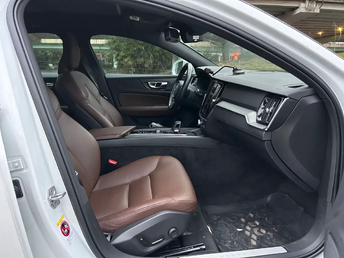 2022 Volvo S60 2.0T 197HP L4 8AT,autocango,china used car exporter,china ev exporter,chinese used car exporter,chinese used ev exporter