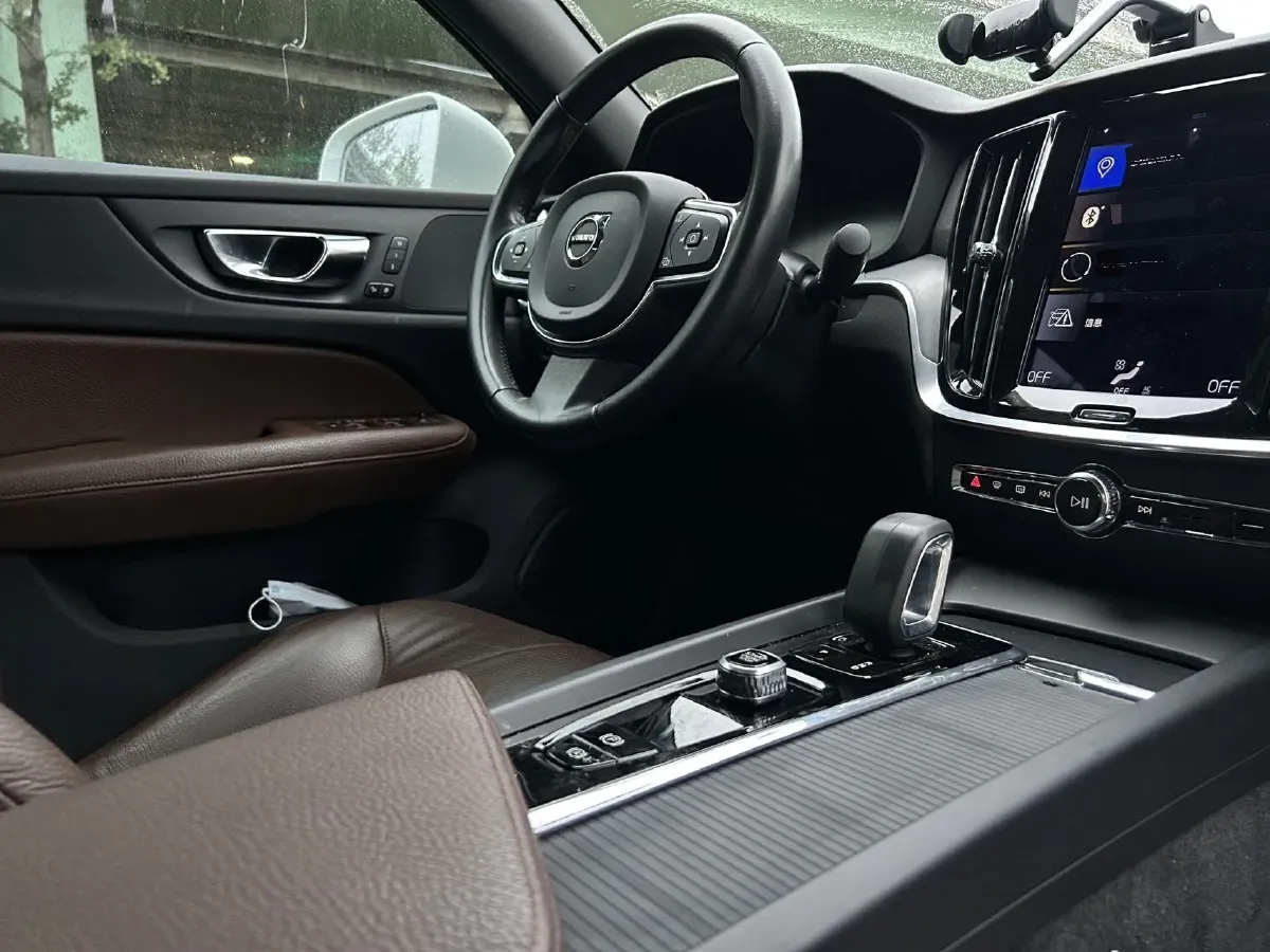 2022 Volvo S60 2.0T 197HP L4 8AT,autocango,china used car exporter,china ev exporter,chinese used car exporter,chinese used ev exporter