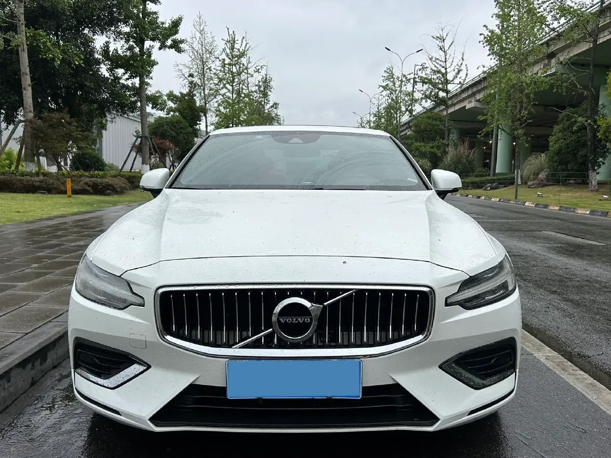 2022 Volvo S60 2.0T 197HP L4 8AT,autocango,china used car exporter,china ev exporter,chinese used car exporter,chinese used ev exporter