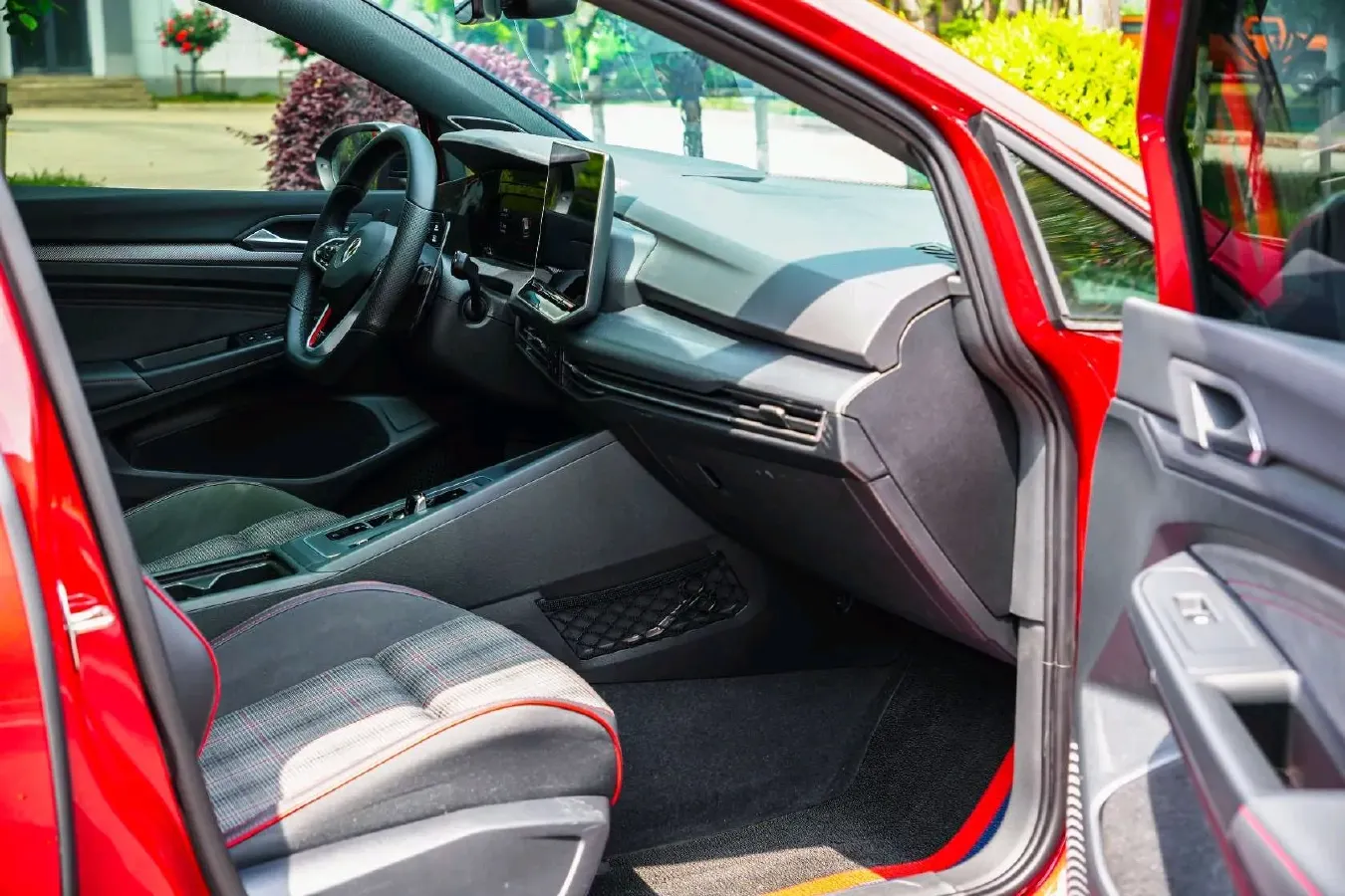 2025 Volkswagen GolfGTI 2.0T 220HP L4 7DCT,autocango,china used car exporter,china ev exporter,chinese used car exporter,chinese used ev exporter
