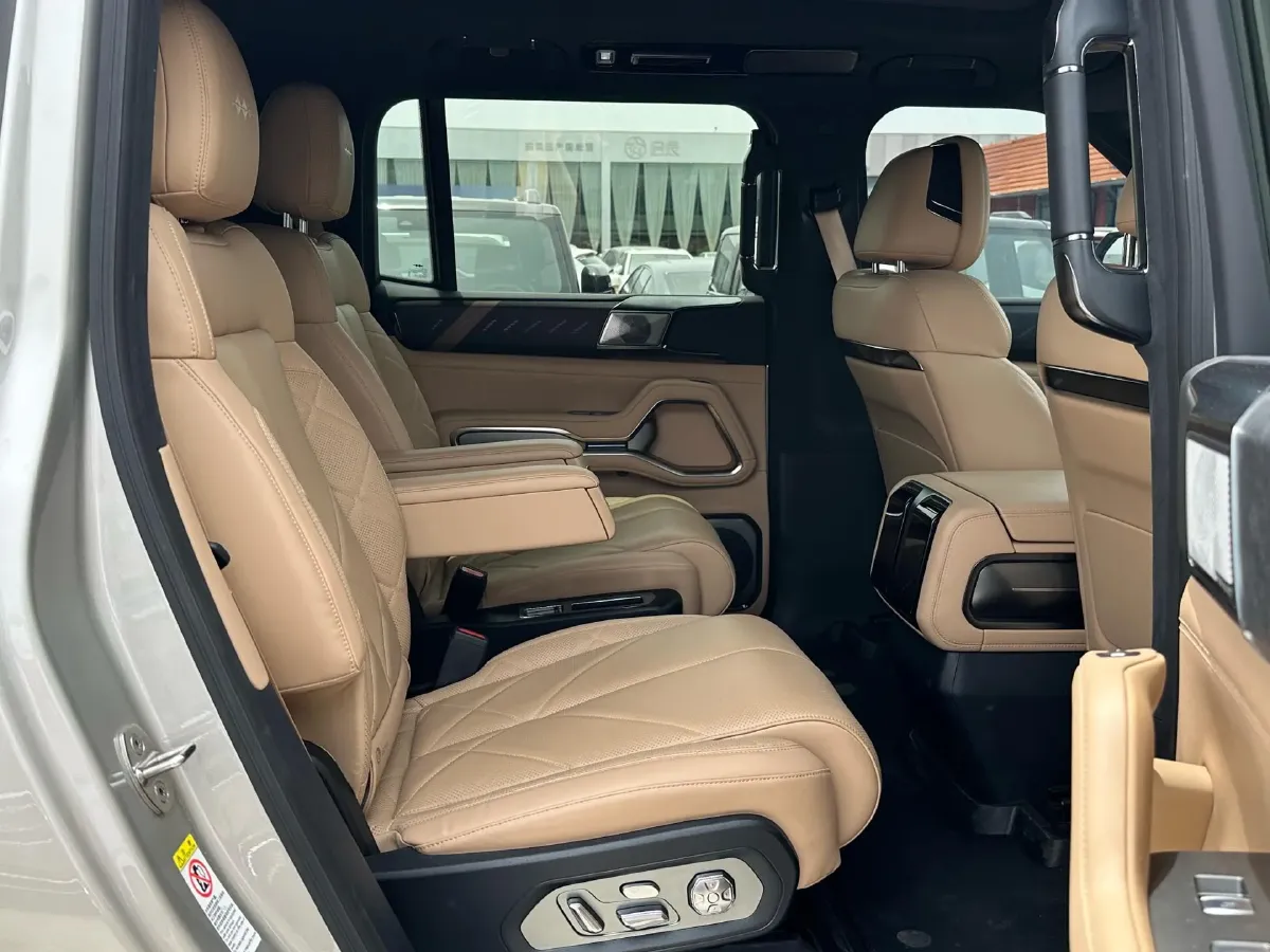 2025 FangChengBao Bao 8 2.0T 245HP L4 E-CVT PHEV 36.8KWH,autocango,china used car exporter,china ev exporter,chinese used car exporter,chinese used ev exporter