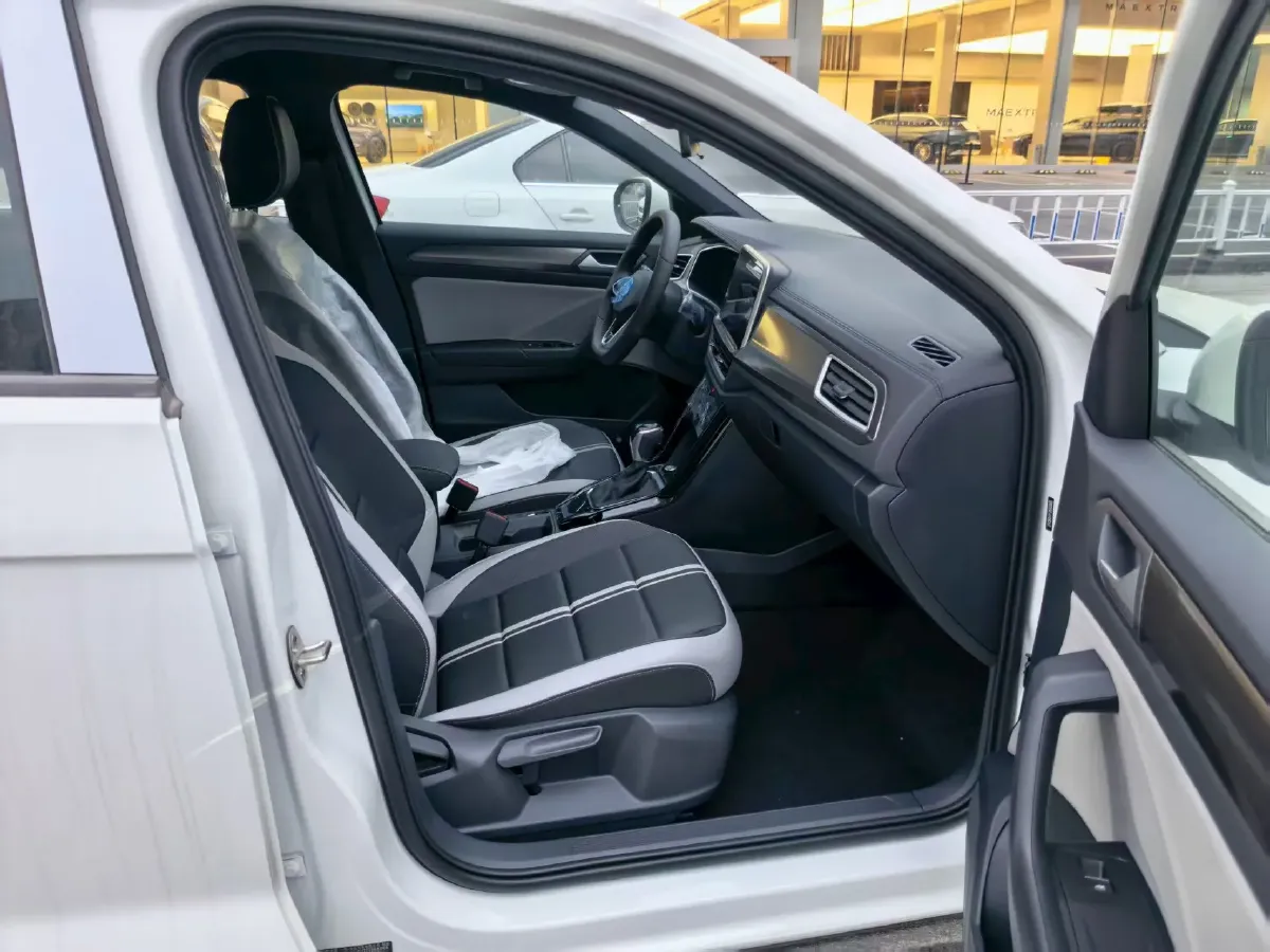 2025 Volkswagen T-Roc 1.5T 160HP L4 7DCT,autocango,china used car exporter,china ev exporter,chinese used car exporter,chinese used ev exporter