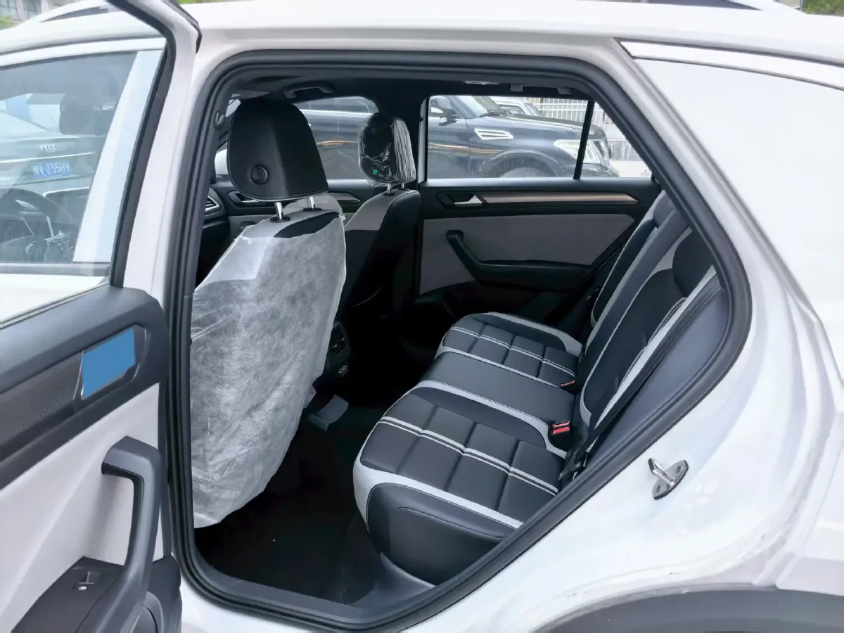 2025 Volkswagen T-Roc 1.5T 160HP L4 7DCT,autocango,china used car exporter,china ev exporter,chinese used car exporter,chinese used ev exporter
