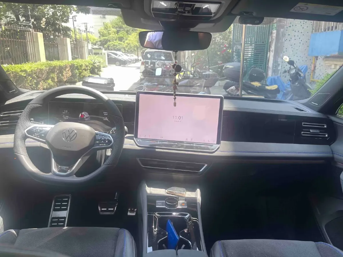 2025 Volkswagen Tiguan L 2.0T 220HP L4 7DCT,autocango,china used car exporter,china ev exporter,chinese used car exporter,chinese used ev exporter