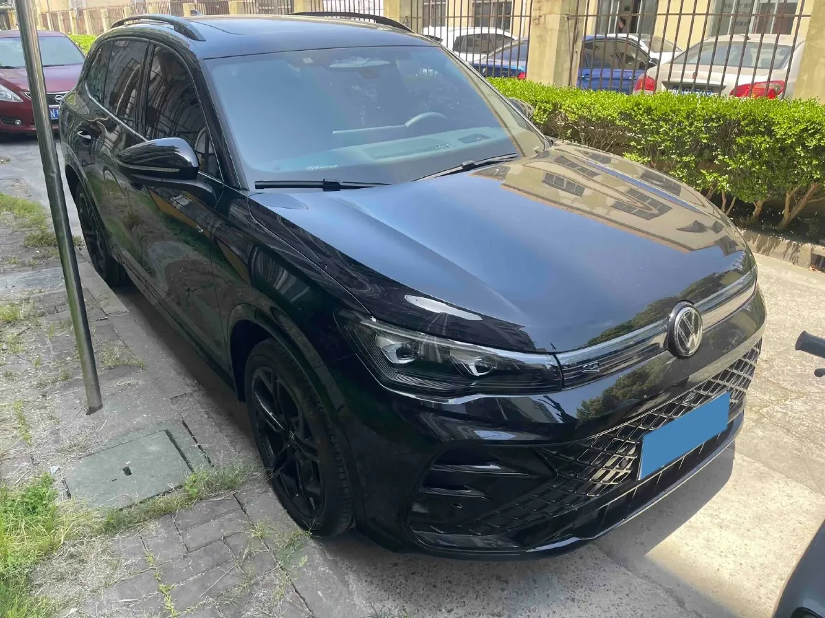2025 Volkswagen Tiguan L 2.0T 220HP L4 7DCT,autocango,china used car exporter,china ev exporter,chinese used car exporter,chinese used ev exporter