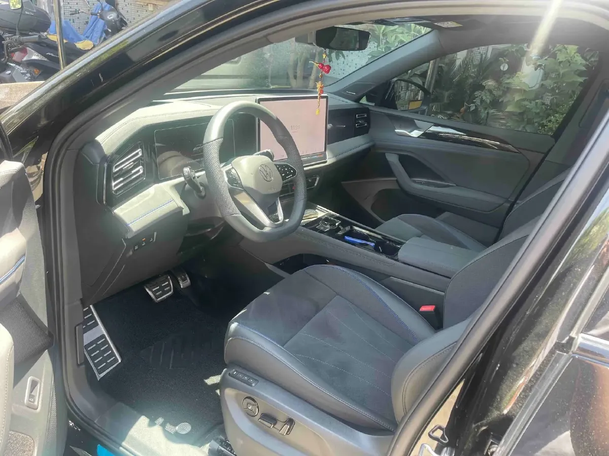2025 Volkswagen Tiguan L 2.0T 220HP L4 7DCT,autocango,china used car exporter,china ev exporter,chinese used car exporter,chinese used ev exporter