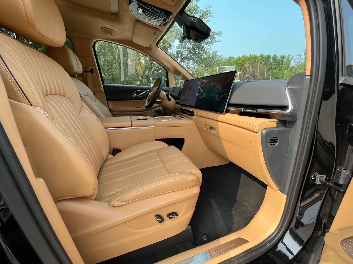2025 Voyah Dream 1.5T 150HP L4 PHEV 41.7KWH,autocango,china used car exporter,china ev exporter,chinese used car exporter,chinese used ev exporter