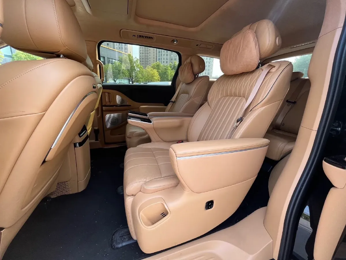 2025 Voyah Dream 1.5T 150HP L4 PHEV 41.7KWH,autocango,china used car exporter,china ev exporter,chinese used car exporter,chinese used ev exporter