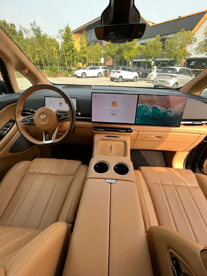 2025 Voyah Dream 1.5T 150HP L4 PHEV 41.7KWH,autocango,china used car exporter,china ev exporter,chinese used car exporter,chinese used ev exporter