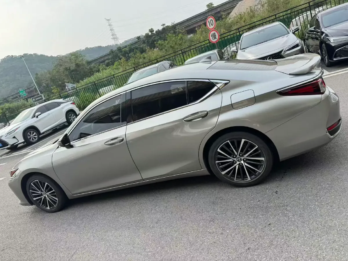 2022 Lexus ES 2.5L 178HP L4 E-CVT Hybrid,autocango,china used car exporter,china ev exporter,chinese used car exporter,chinese used ev exporter