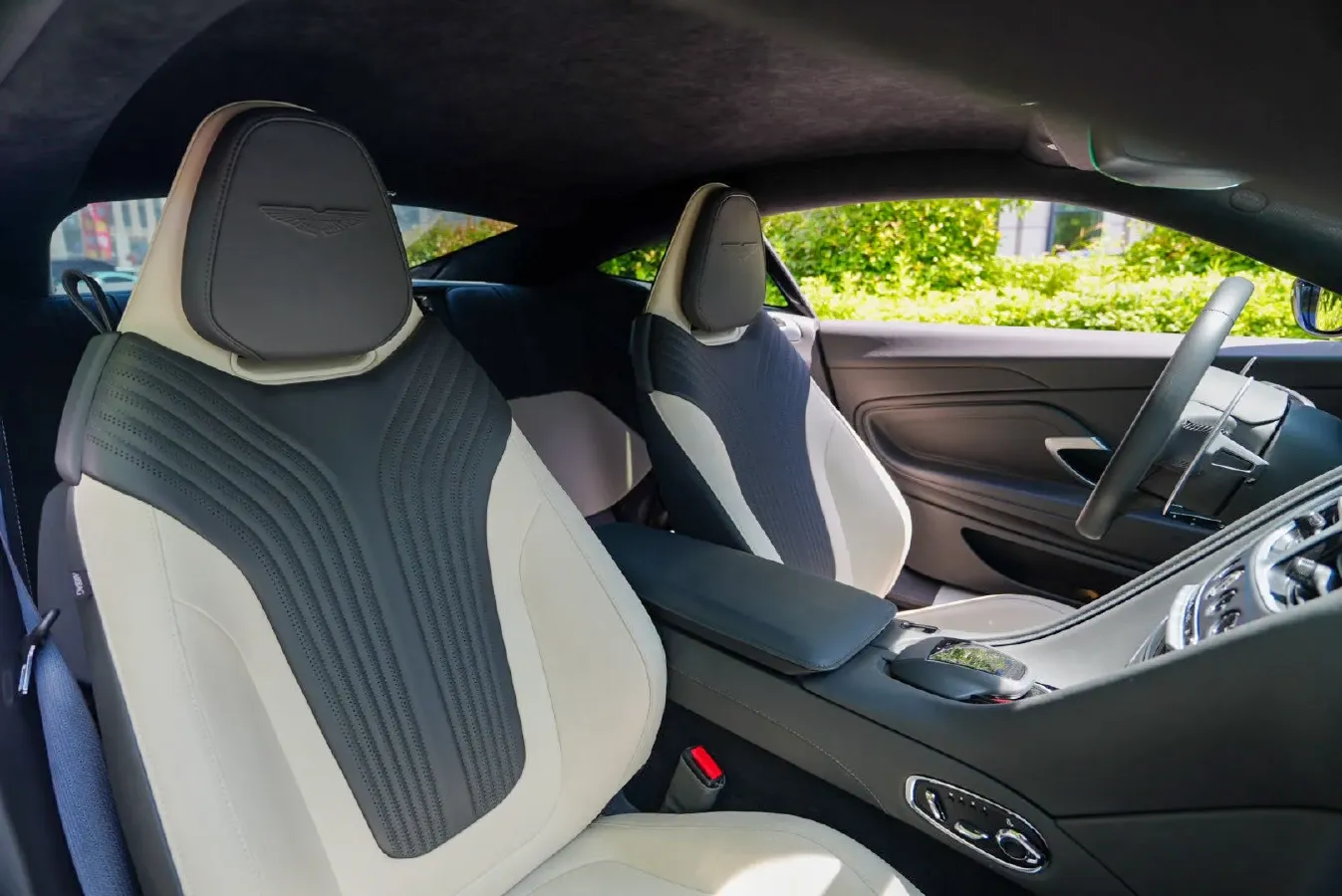 2020 Aston Martin DB11 4.0T 510HP V8 8AT,autocango,china used car exporter,china ev exporter,chinese used car exporter,chinese used ev exporter