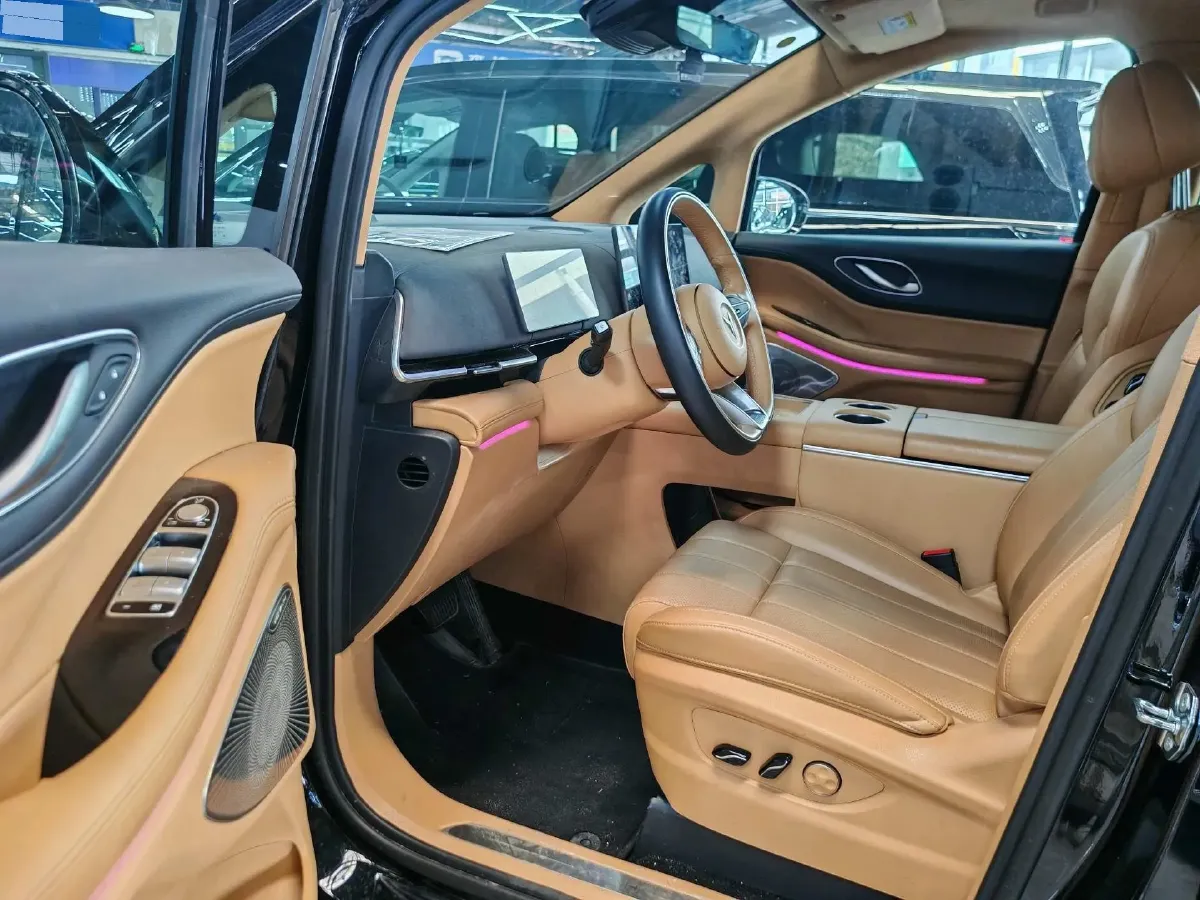 2025 Voyah Dream 1.5T 150HP L4 PHEV 41.7KWH,autocango,china used car exporter,china ev exporter,chinese used car exporter,chinese used ev exporter