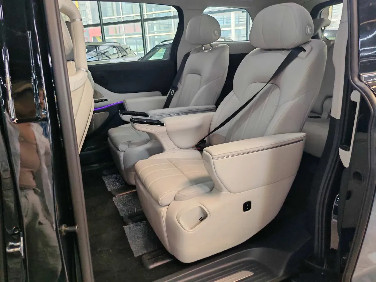 2025 Voyah Dream 1.5T 150HP L4 PHEV 41.7KWH,autocango,china used car exporter,china ev exporter,chinese used car exporter,chinese used ev exporter