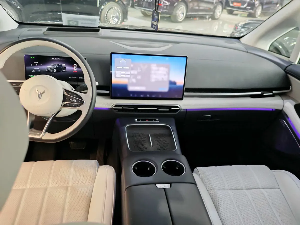 2025 Voyah Dream 1.5T 150HP L4 PHEV 41.7KWH,autocango,china used car exporter,china ev exporter,chinese used car exporter,chinese used ev exporter