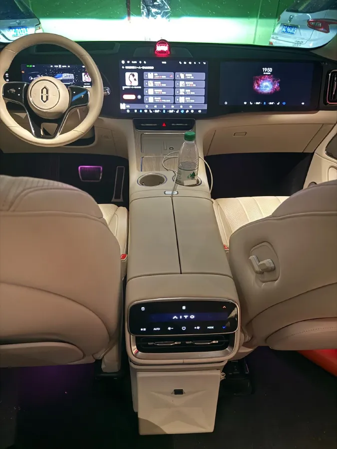 2025 AITO AITO M8 REEV 160HP REEV 53.4KWH,autocango,china used car exporter,china ev exporter,chinese used car exporter,chinese used ev exporter