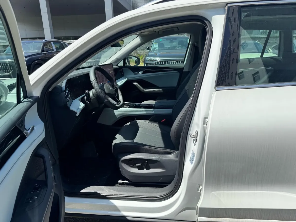 2024 Volkswagen Tiguan L 2.0T 186HP L4 7DCT,autocango,china used car exporter,china ev exporter,chinese used car exporter,chinese used ev exporter