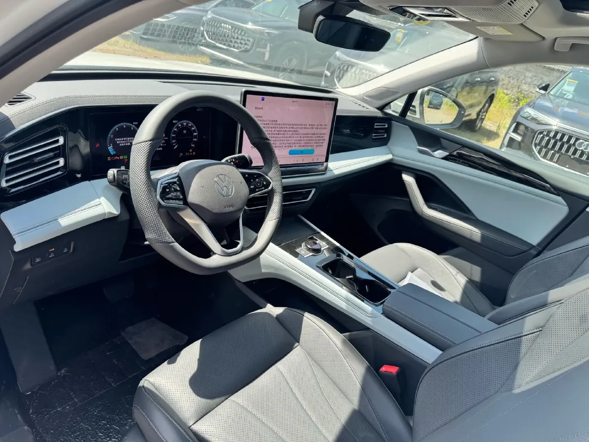 2024 Volkswagen Tiguan L 2.0T 186HP L4 7DCT,autocango,china used car exporter,china ev exporter,chinese used car exporter,chinese used ev exporter