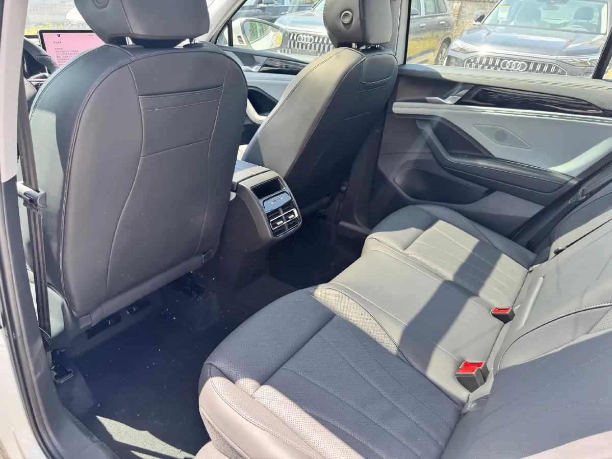 2024 Volkswagen Tiguan L 2.0T 186HP L4 7DCT,autocango,china used car exporter,china ev exporter,chinese used car exporter,chinese used ev exporter