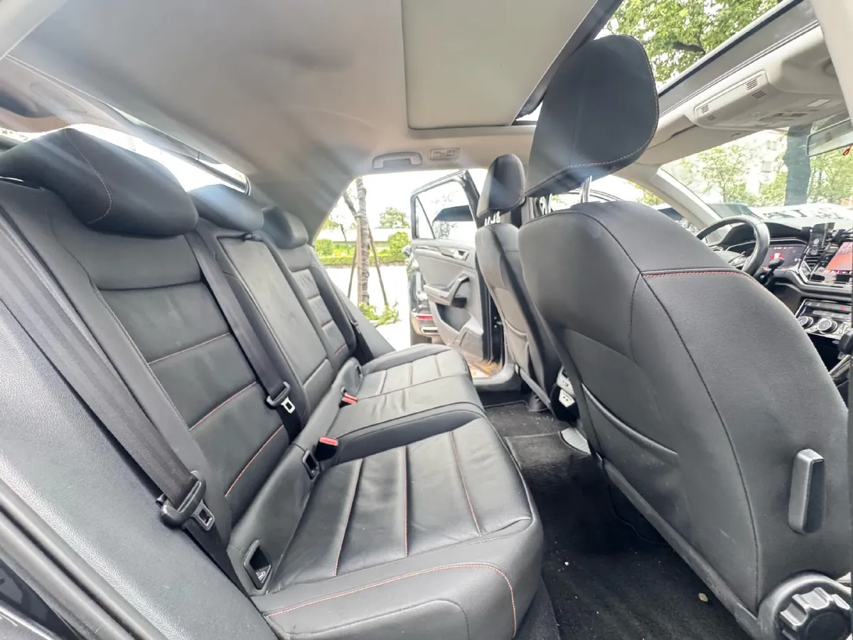 2022 Volkswagen T-Roc 1.4T 150HP L4 7DCT,autocango,china used car exporter,china ev exporter,chinese used car exporter,chinese used ev exporter