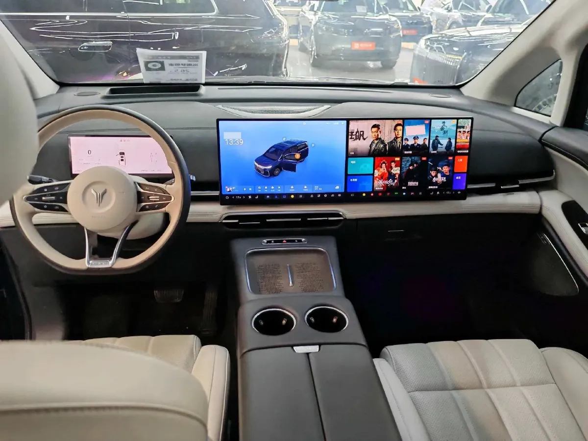 2025 Voyah Dream 1.5T 150HP L4 PHEV 41.7KWH,autocango,china used car exporter,china ev exporter,chinese used car exporter,chinese used ev exporter