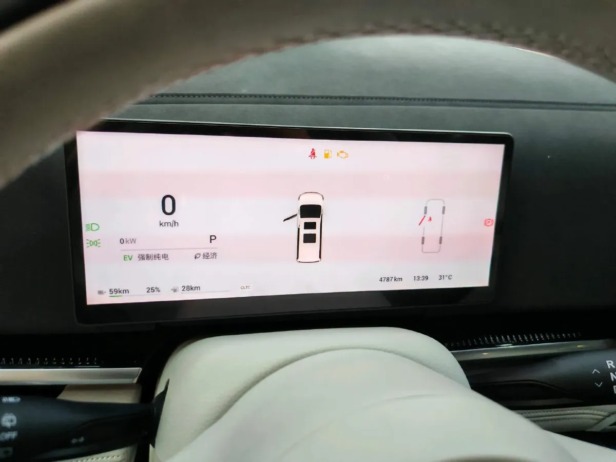 2025 Voyah Dream 1.5T 150HP L4 PHEV 41.7KWH,autocango,china used car exporter,china ev exporter,chinese used car exporter,chinese used ev exporter