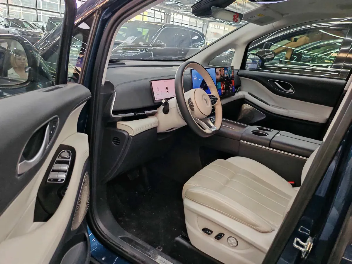 2025 Voyah Dream 1.5T 150HP L4 PHEV 41.7KWH,autocango,china used car exporter,china ev exporter,chinese used car exporter,chinese used ev exporter