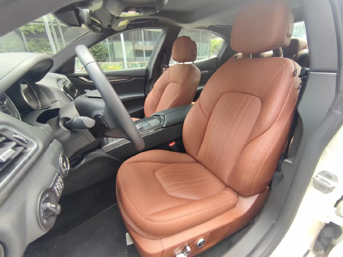 2021 Maserati Ghibli 2.0T 330HP L4 8AT,autocango,china used car exporter,china ev exporter,chinese used car exporter,chinese used ev exporter