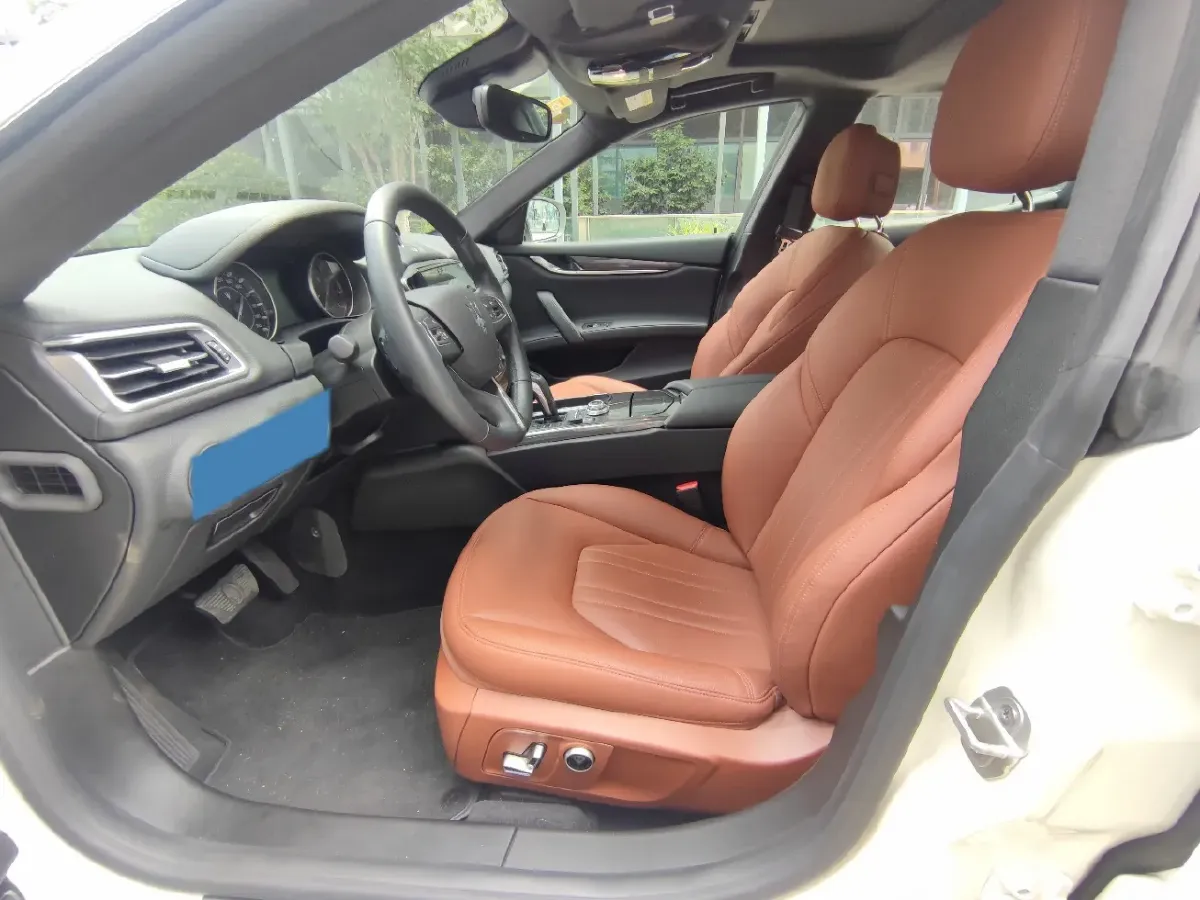 2021 Maserati Ghibli 2.0T 330HP L4 8AT,autocango,china used car exporter,china ev exporter,chinese used car exporter,chinese used ev exporter