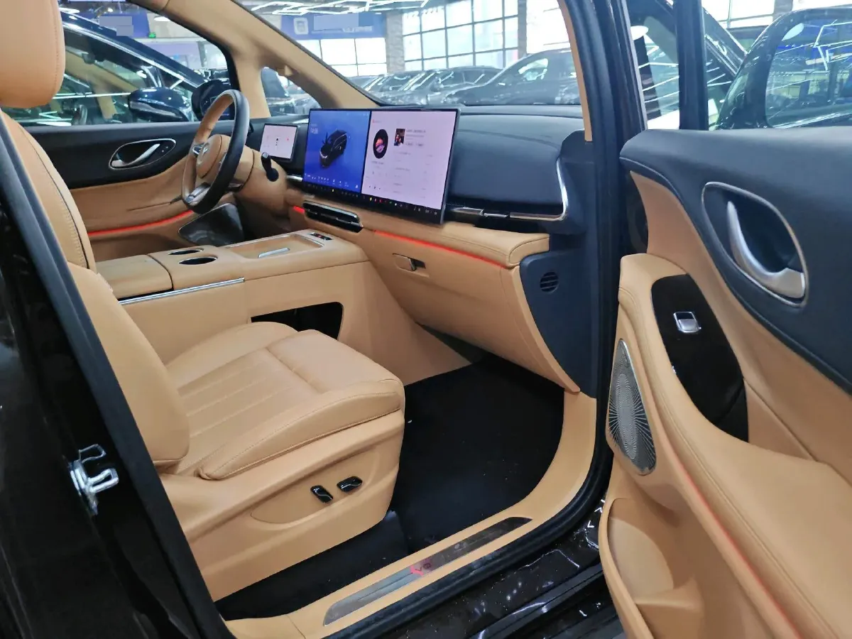 2025 Voyah Dream 1.5T 150HP L4 PHEV 41.7KWH,autocango,china used car exporter,china ev exporter,chinese used car exporter,chinese used ev exporter