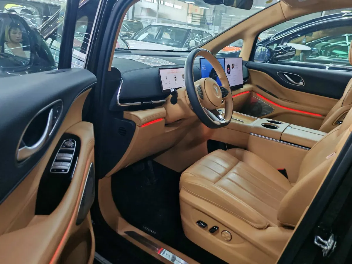 2025 Voyah Dream 1.5T 150HP L4 PHEV 41.7KWH,autocango,china used car exporter,china ev exporter,chinese used car exporter,chinese used ev exporter