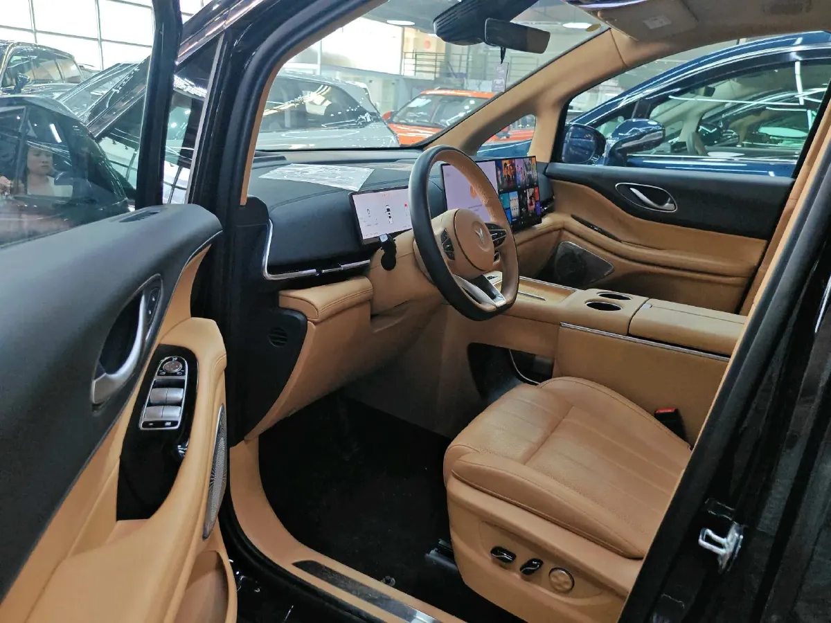 2025 Voyah Dream 1.5T 150HP L4 PHEV 41.7KWH,autocango,china used car exporter,china ev exporter,chinese used car exporter,chinese used ev exporter