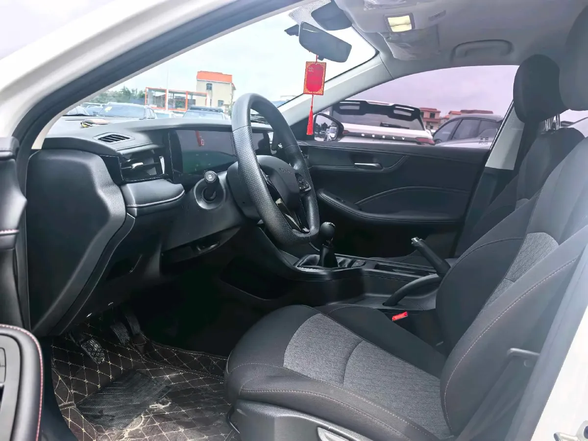 2023 Roewe i5 1.5L 129HP L4 5MT,autocango,china used car exporter,china ev exporter,chinese used car exporter,chinese used ev exporter