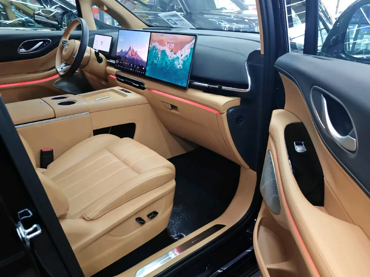 2025 Voyah Dream 1.5T 150HP L4 PHEV 41.7KWH,autocango,china used car exporter,china ev exporter,chinese used car exporter,chinese used ev exporter