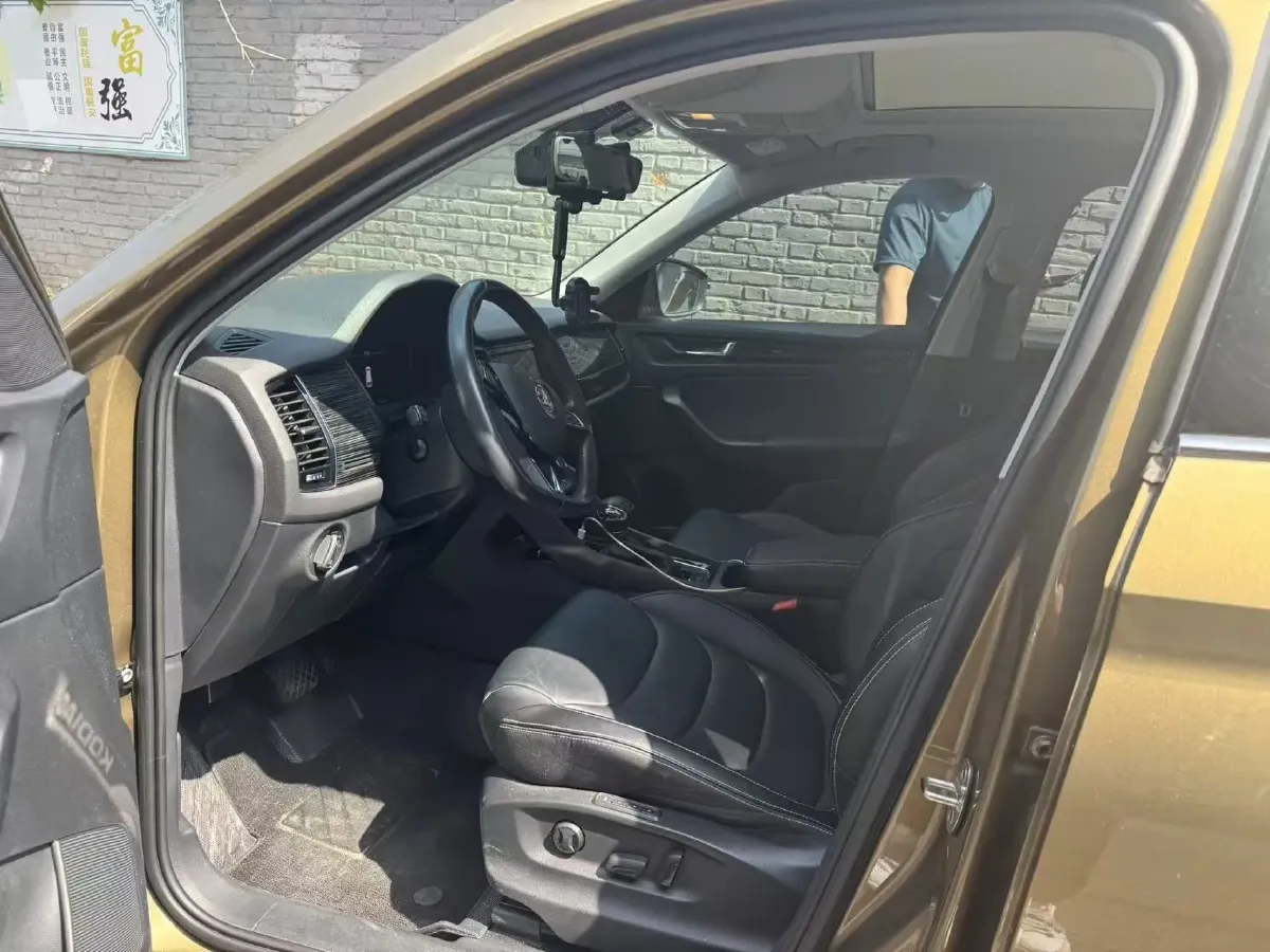 2019 Skoda Superb 2.0T 220HP L4 7DCT,autocango,china used car exporter,china ev exporter,chinese used car exporter,chinese used ev exporter