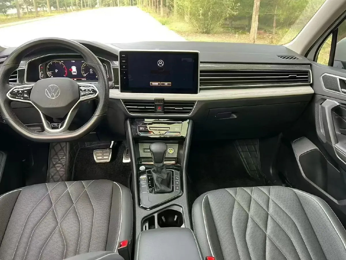 2024 Volkswagen Tiguan L 2.0T 186HP L4 7DCT,autocango,china used car exporter,china ev exporter,chinese used car exporter,chinese used ev exporter